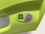 ZOLL AED Plus Halbautomat Deckel mit Schriftzug