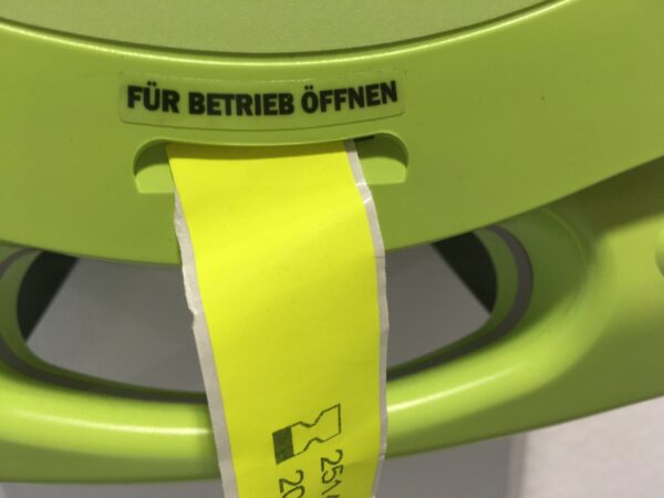 ZOLL AED Plus Halbautomat Deckel mit Schriftzug