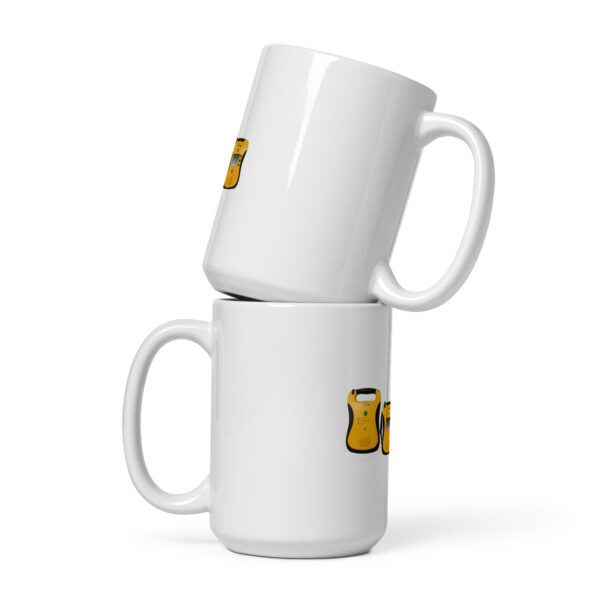 Weiße, glänzende Tasse mit Defibtech Defibrillatoren